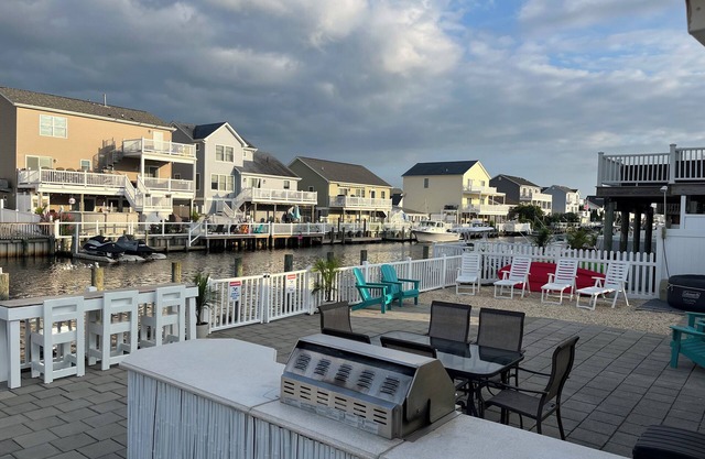 Charming 4-bedroom lagoon house Down By the Bay near LBI
