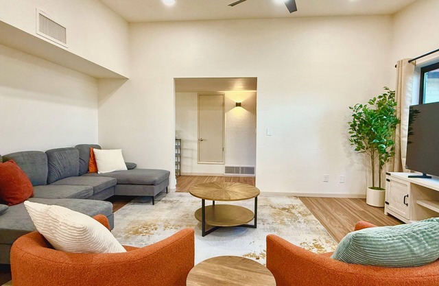 Charming 4 bed/2 bath lovely house in central Location w/ much Privacy and Space