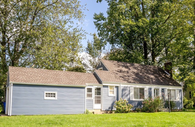 Charming 4-Bed / 2-Bath House in Ideal Location!