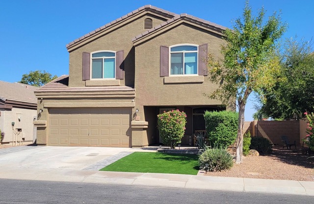 Charming 4 bed / 3 bath house, full amenities!