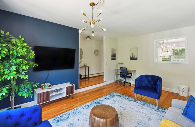 Charming 4-bedroom house with AC and WiFi in fabulous North Providence