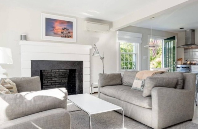 Charming 4-bedroom/2 Full Bath cottage in Brant Point location with WiFi, AC