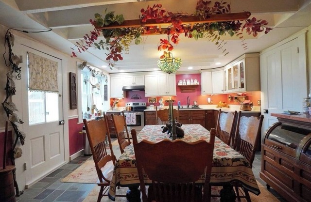 Charming 4-bedroom bed & breakfast in Hermann with AC, WiFi