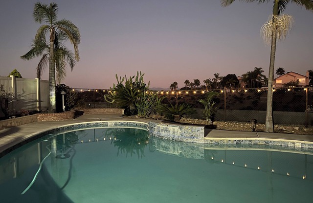 Charming 4-bedroom Bungalow with Pool, WiFi and AC in Sunny San Diego