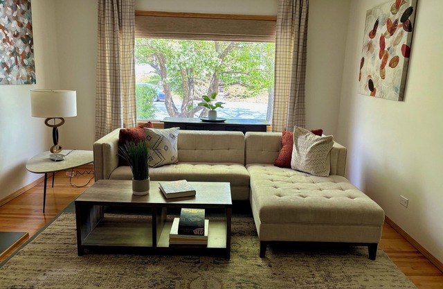 Charming 4-bedroom bungalow in Serene UofC Neighbourhood, Minutes from Downtown