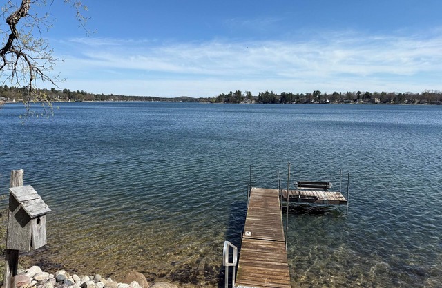 Charming 4-bedroom cottage in Wonderful Wautoma with WiFi, AC and lake frontage