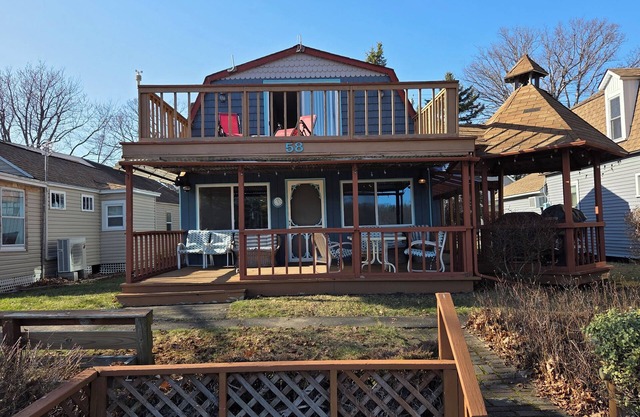 Charming 4-bedroom cottage on peaceful Sunset Island with WiFi