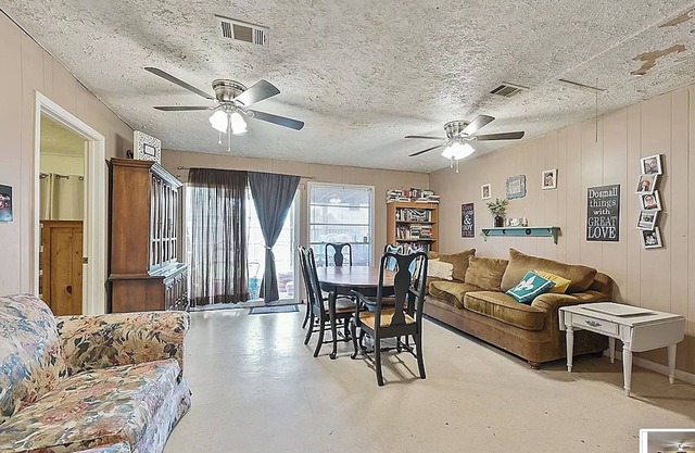 Charming 4-bedroom family home with AC and WiFi in Bryan with plenty of room!