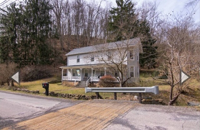 Charming 4-bedroom farmhouse in Alderson, Simple yet Superb!