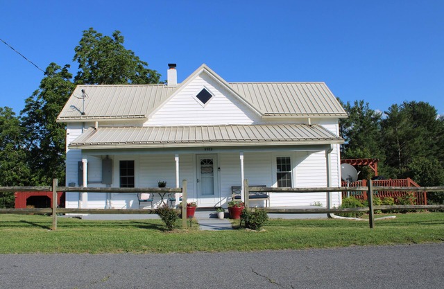 Charming 4-Bedroom Farmhouse Getaway with WiFi & A/C in Peaceful Woodlawn
