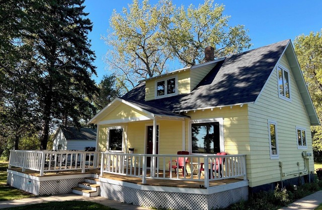 Charming 4-bedroom farmhouse in tranquil Pekin. Great place to relax~get away!