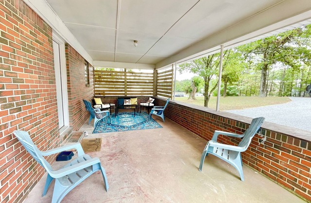 ~Charming 4-bedroom house in Peaceful TRUSSVILLE!~