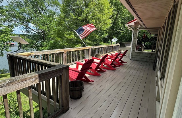 Charming 4-bedroom house in the heart of Smith Lake in Crane Hill