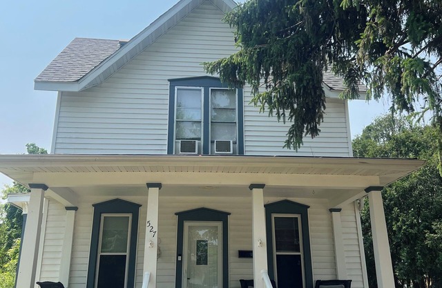 Charming 4-bedroom house with WiFi in Eau Claire near Water Street and Campus.