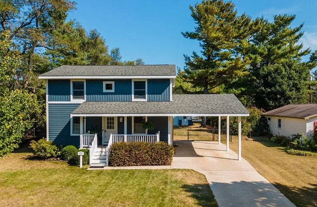 Charming 4-bedroom house in the pleasant Village of Elk Rapids.