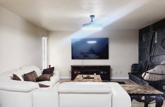 Charming 4-bedroom house Fast Wi-Fi + All room Smart TV's +Deck/Patio The Colony