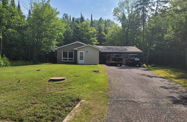 Charming 4-bedroom house with WiFi, AC in peaceful White Pine