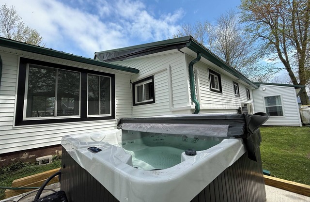 Charming 4-bedroom house with WiFi, AC and HotTub-Lake Front-nr Sylvan Beach