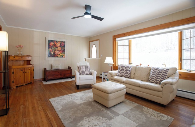 Charming 4-bedroom home with AC and WiFi close to downtown historic Honesdale