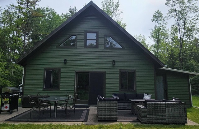 Charming 4-bedroom house in Willsboro with Lake Access