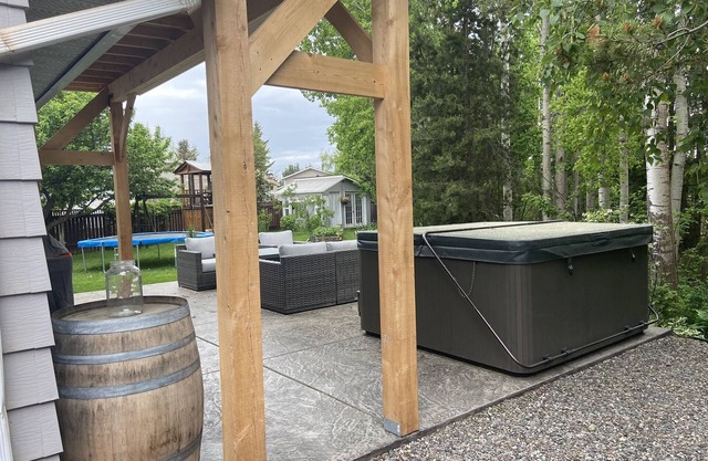 Charming 4 Bedroom House: Minutes from Downtown Smithers, Featuring a Hot Tub