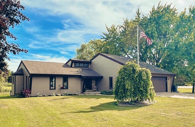 Charming 4-bedroom house located on Deer Run Golf Course. Perfect location!!!!