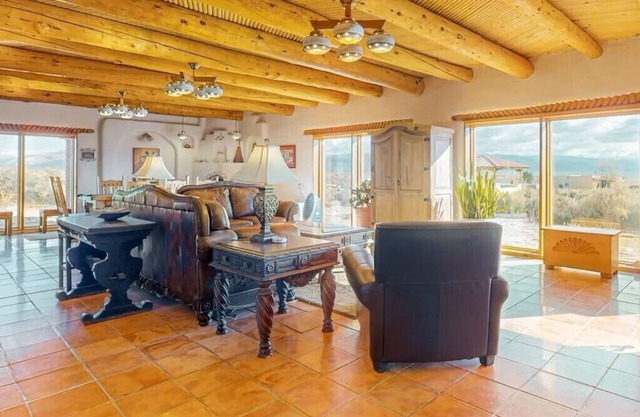 Charming 4-bedroom house with hot tub, AC and WiFi in welcoming El Prado