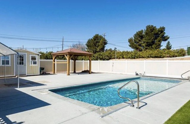 Charming 4-bedroom house with AC and WiFi in Hesperia w/ Beautiful pool