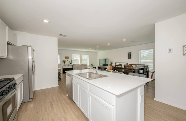 Charming 4-bedroom house with WiFi and AC in welcoming Navasota