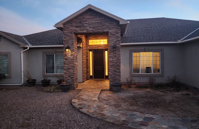 Charming 4-bedroom house with WiFi and AC in wonderful Thatcher