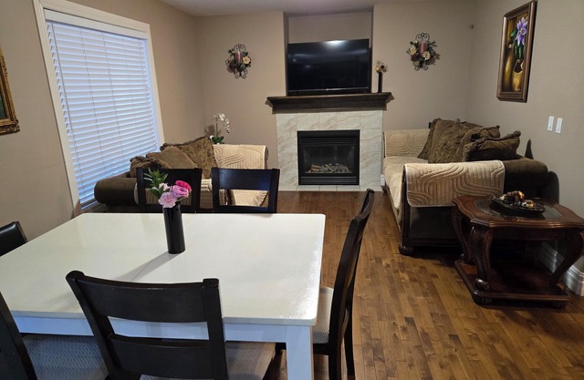 Charming 4-bedroom house with WiFi and fitness room in lovely Airdrie