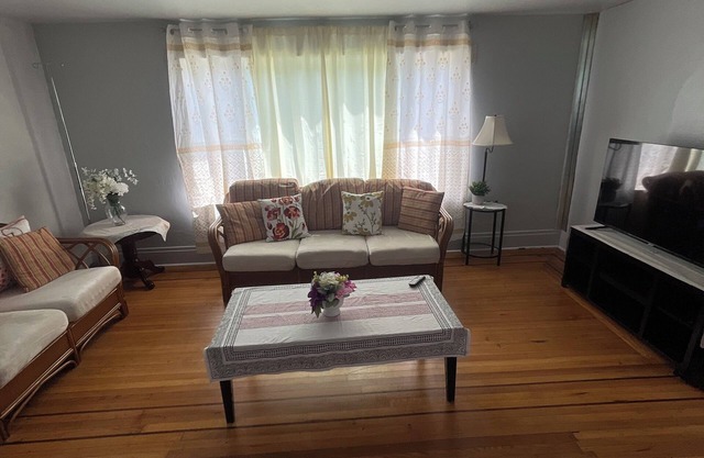 Charming 4-bedroom house with WiFi, AC in lovely Buffalo
