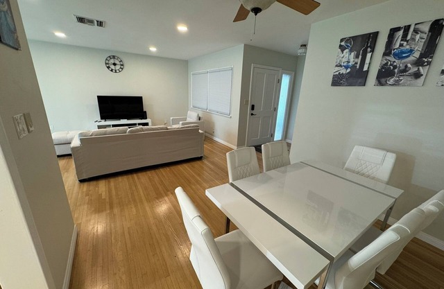 Charming 4-bedroom house in Prime Burbank with WiFi, AC