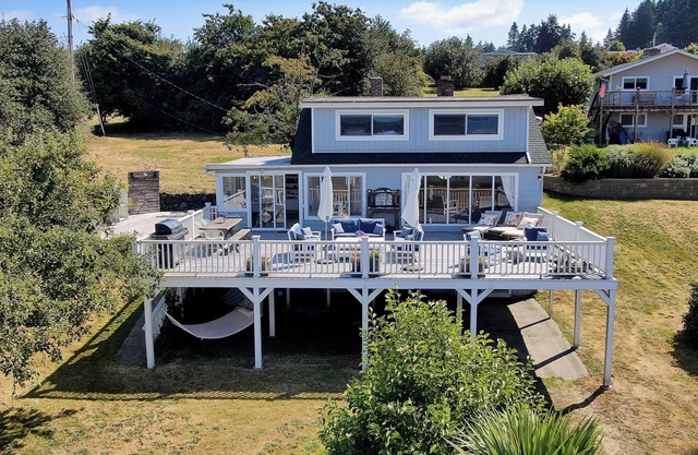 Charming 4-bedroom house overlooking the bay, Wifi, and easy beach access.