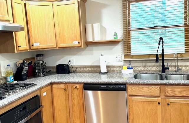 Charming 4-bedroom house with WiFi and AC in delightful Hudson