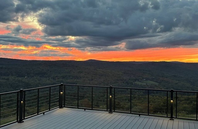 Charming 4 bedroom house with Views, 200 acres, Private Schools, Ski, Hiking