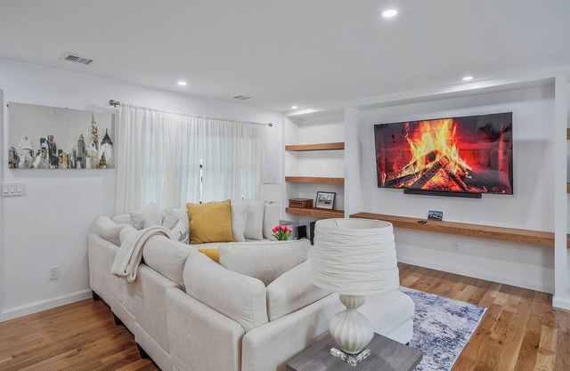 Charming 4-bedroom house with WiFi and fitness room in lovely Mastic