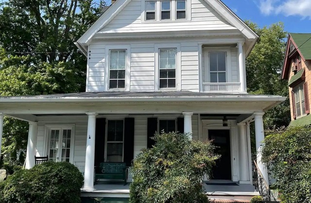 Charming 4 bedroom in Historic Cambridge