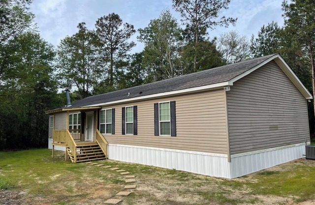 Charming 4-bedroom mobile home with WiFi, AC in Sun. Near tubing, river
