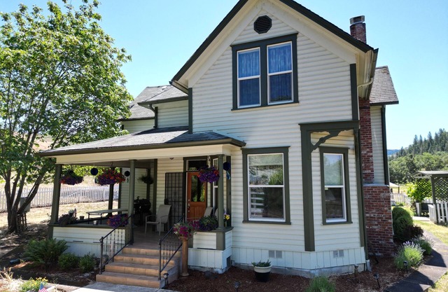 Charming 4-bedroom Pearce Historic Farmhouse in Roseburg with AC and WIFI