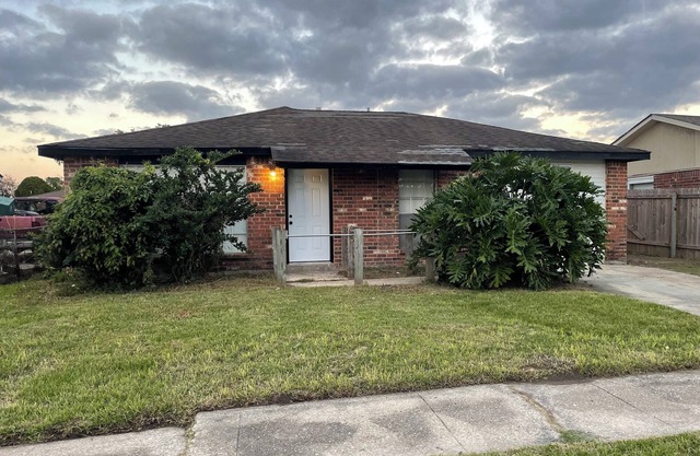 Charming 4-bedroom house with WiFi and AC in Bridge City