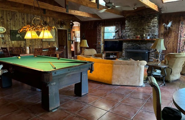 Charming 4-bedroom cabin in Coffeeville with lake and nature trails