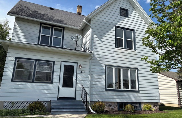 Charming 4-bedroom house in fabulous Elkhart Lake - Walking Distance to All