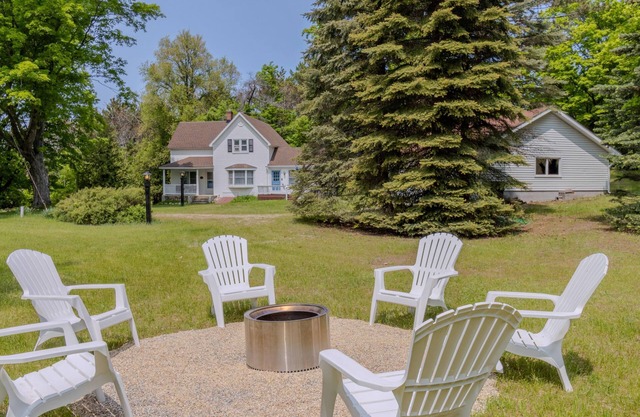 Charming 4-Bedroom Farmhouse Retreat Near the Lake