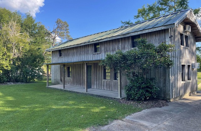 Charming 4-bedroom cabin with WiFi and AC in Lake Bruin, St. Joseph