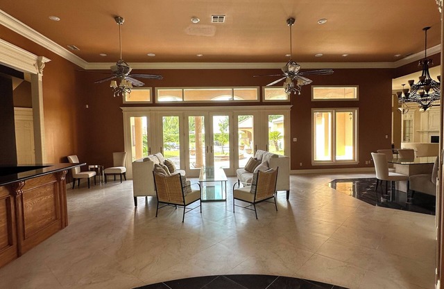 Charming 4-bedroom villa with AC, fitness room, WiFi in lovely Palmhurst