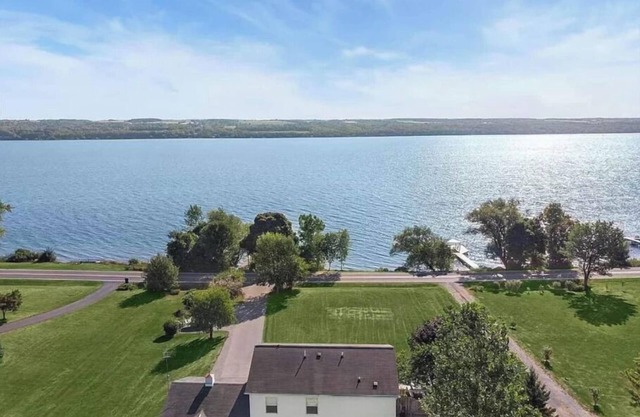 Charming 4-Season Cayuga Lake House near Sheldrake Point!!