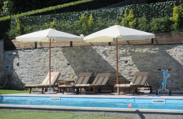 Reizvolles 4½-Zimmer-Eckhaus mit riesigem Park und privatem Pool
