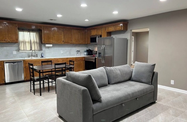 Charming 4Bd/3Ba w/AC, WiFi, views in Prattville, 10 mi from Ray Trent Golf Crse