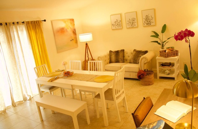 Charming 4bd house near the coast with backyard